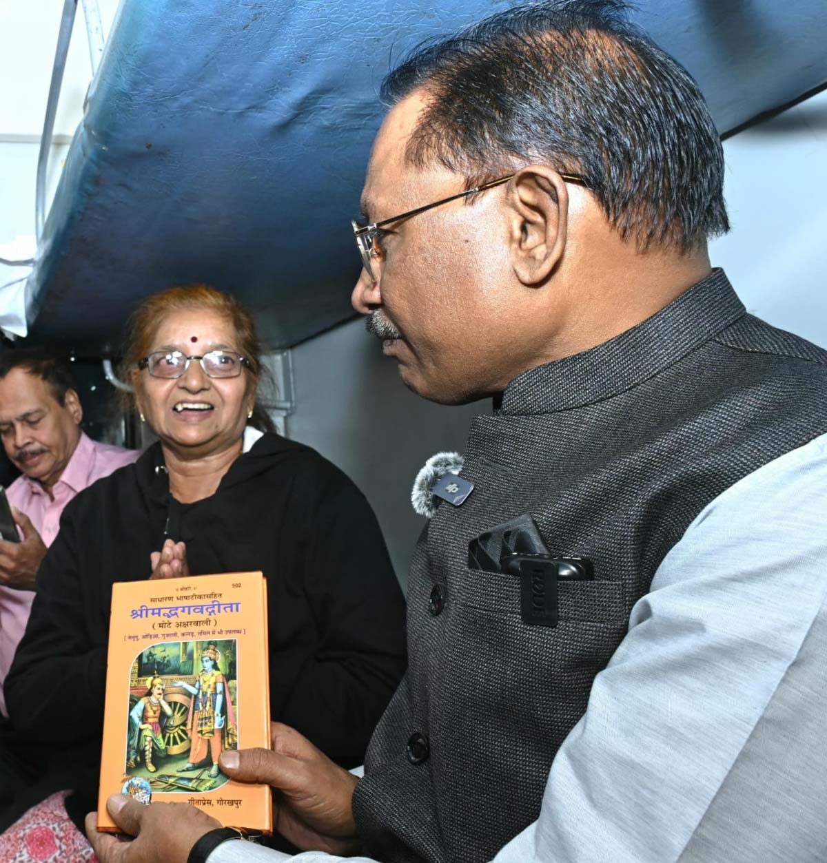 65 वर्षीय बुजुर्ग श्रीमती रेखा मुख्यमंत्री को श्रीम भागवत गीता भेंट करती 65 वर्षीय बुजुर्ग श्रीमती रेखा मुख्यमंत्री को श्रीम भागवत गीता भेंट करती