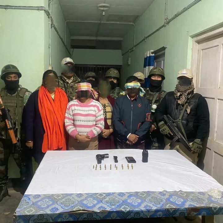 मणिपुर में हथियारों के साथ गिरफ्तार दो यूएनएलएफ (पी) उग्रवादियों की तस्वीर। मणिपुर में हथियारों के साथ गिरफ्तार दो यूएनएलएफ (पी) उग्रवादियों की तस्वीर।