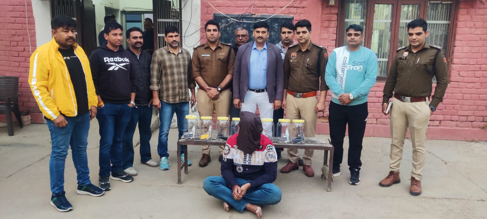 फोटो कैप्शनः 25 आरटीके 6 पुलिस टीम के साथ अवैध हथियारों के साथ गिरफ्तार आरोपी ।
