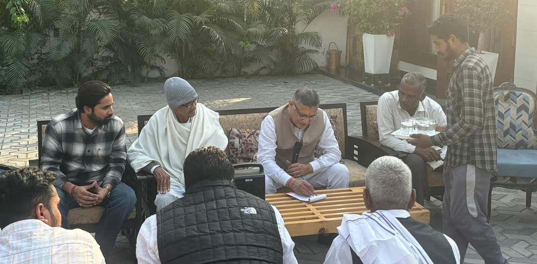 बैठक के दौरान पूर्व कैबिनेट मंत्री कंवर पाल बैठक के दौरान पूर्व कैबिनेट मंत्री कंवर पाल