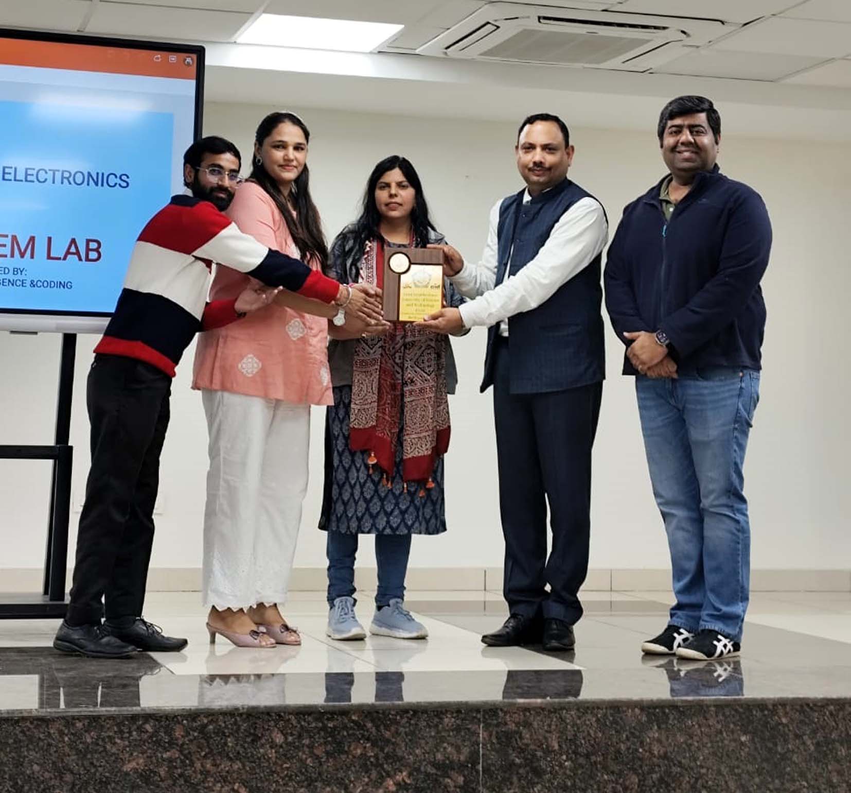 कंपनी के अधिकारियों को सम्मानित करते टीएंडपी सेल के अधिकारी।