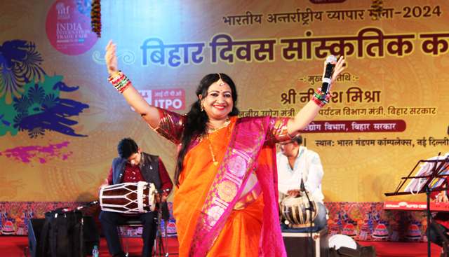 प्रसिद्ध लोक गायिका नीतू कुमारी नवगीत कार्यक्रम के दौरान प्रसिद्ध लोक गायिका नीतू कुमारी नवगीत कार्यक्रम के दौरान
