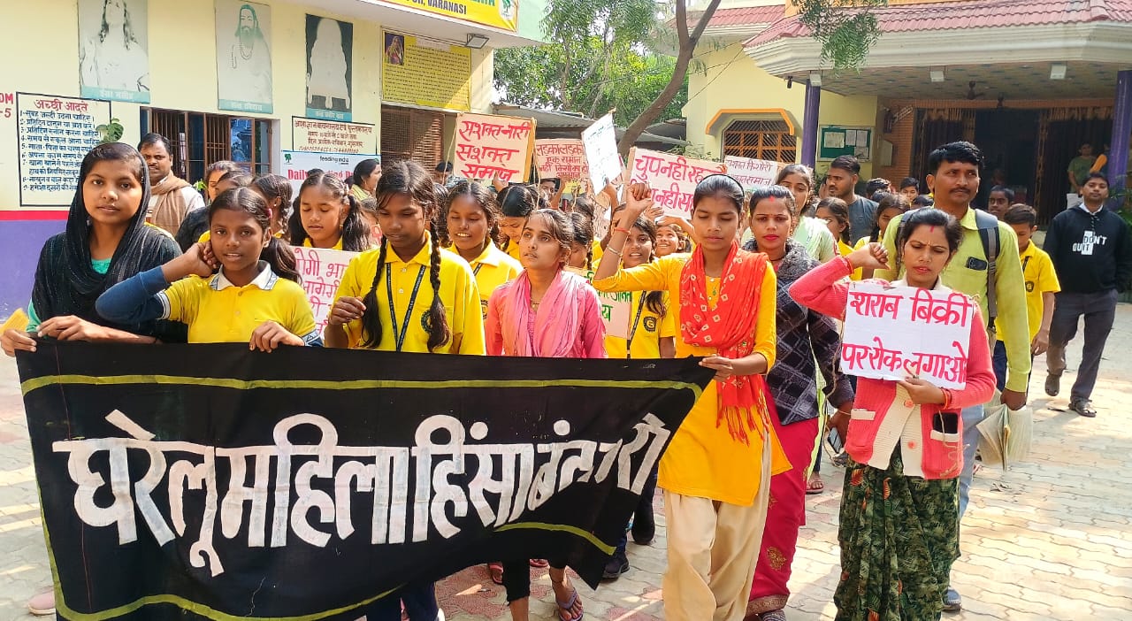 महिला हिंसा के खिलाफ निकली रैली में शामिल लोग:फोटो बच्चा गुप्ता महिला हिंसा के खिलाफ निकली रैली में शामिल लोग:फोटो बच्चा गुप्ता