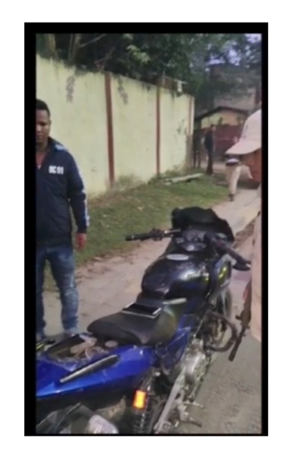 हीरोइन के साथ पकड़े गये बाइक की तस्वीर। हीरोइन के साथ पकड़े गये बाइक की तस्वीर।