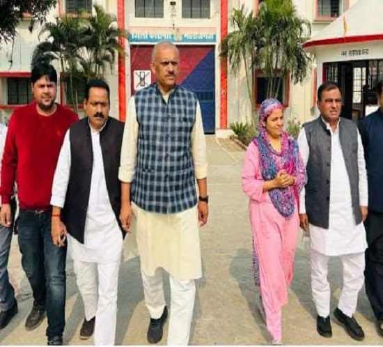 सीसामऊ की नवनिर्वाचित विधायक नसीम सोलंकी एवं सपा नेताओं का महाराजगंज जेल के बाहर का छाया चित्र सीसामऊ की नवनिर्वाचित विधायक नसीम सोलंकी एवं सपा नेताओं का महाराजगंज जेल के बाहर का छाया चित्र