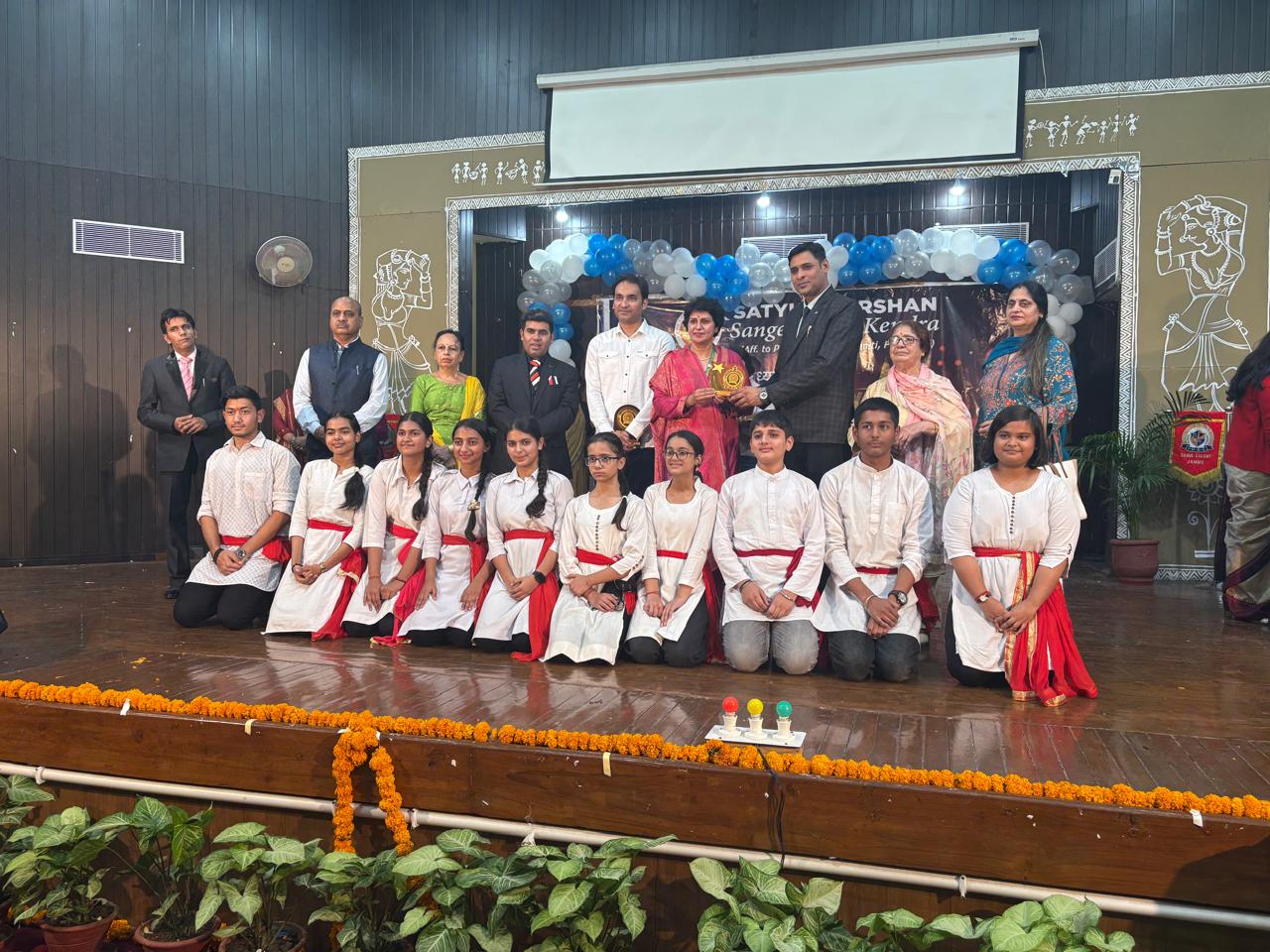 अंतर-जिला संगीत और कला प्रतियोगिता का आयोजन किया अंतर-जिला संगीत और कला प्रतियोगिता का आयोजन किया