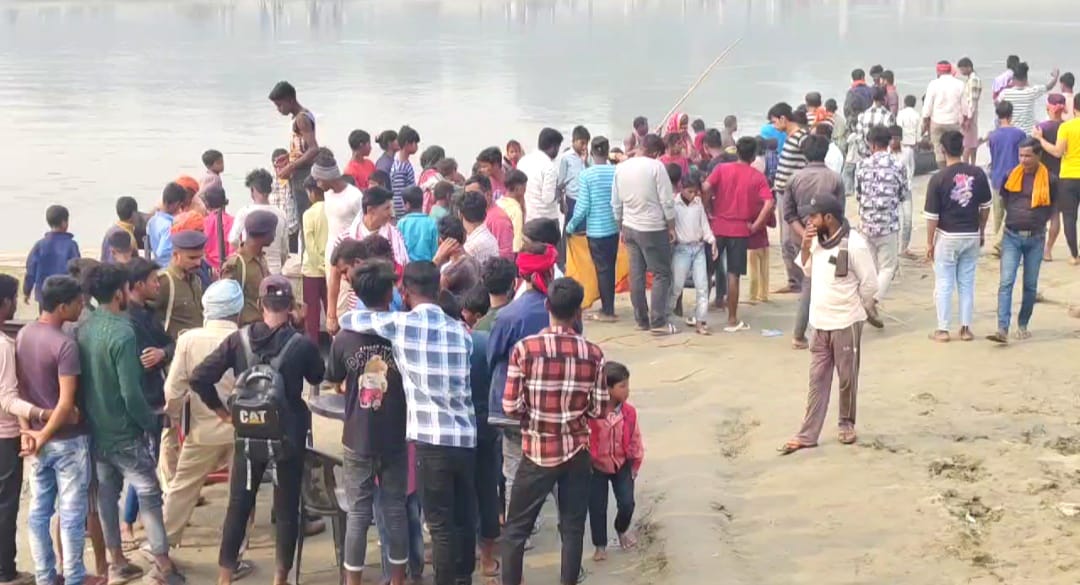 नदी के किनारे जुटी लोगो की भीड़ नदी के किनारे जुटी लोगो की भीड़