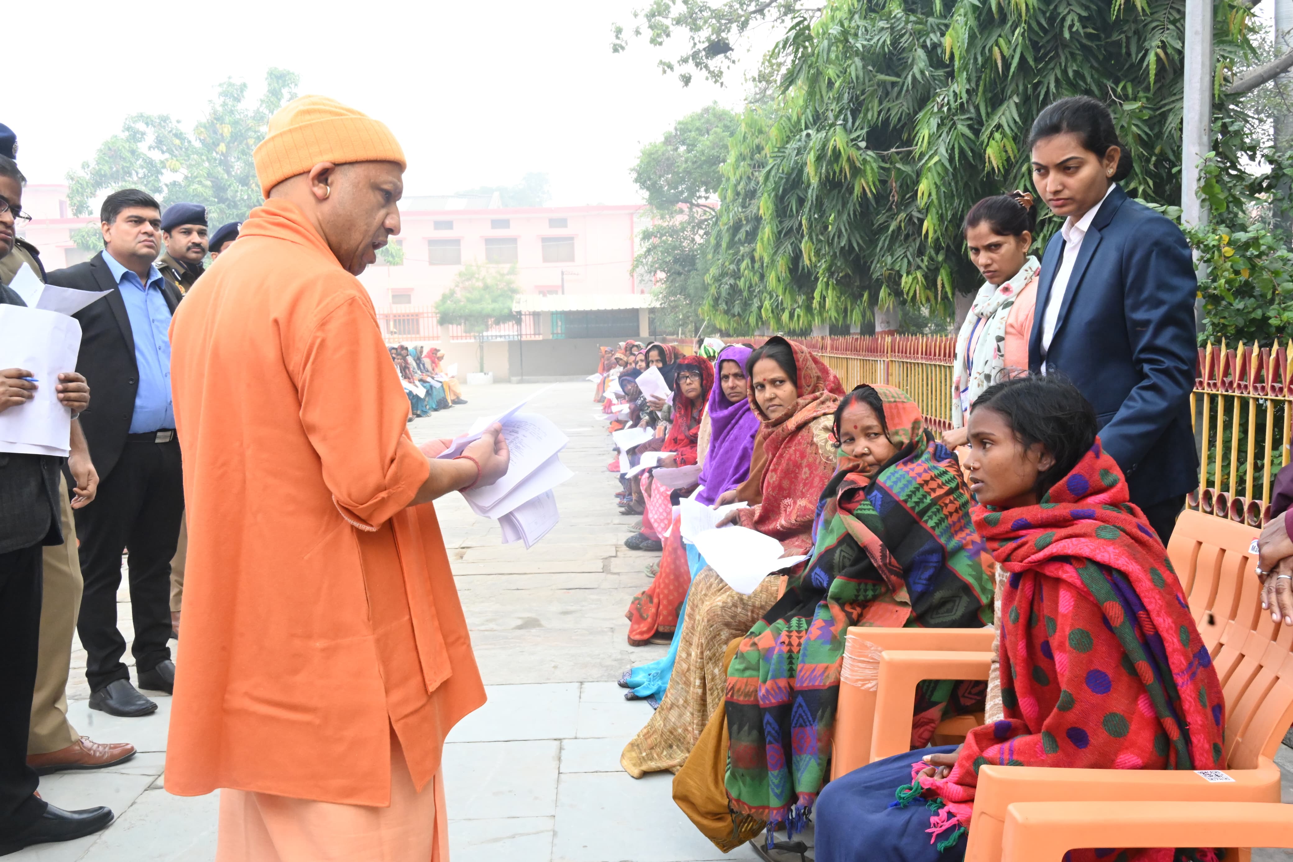 *जनता दर्शन में मुख्यमंत्री योगी आदित्यनाथ ने सुनीं 300 लोगों की समस्याएं* *जनता दर्शन में मुख्यमंत्री योगी आदित्यनाथ ने सुनीं 300 लोगों की समस्याएं*