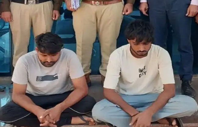 पुलिस की गिरफ्त में युवा। पुलिस की गिरफ्त में युवा।