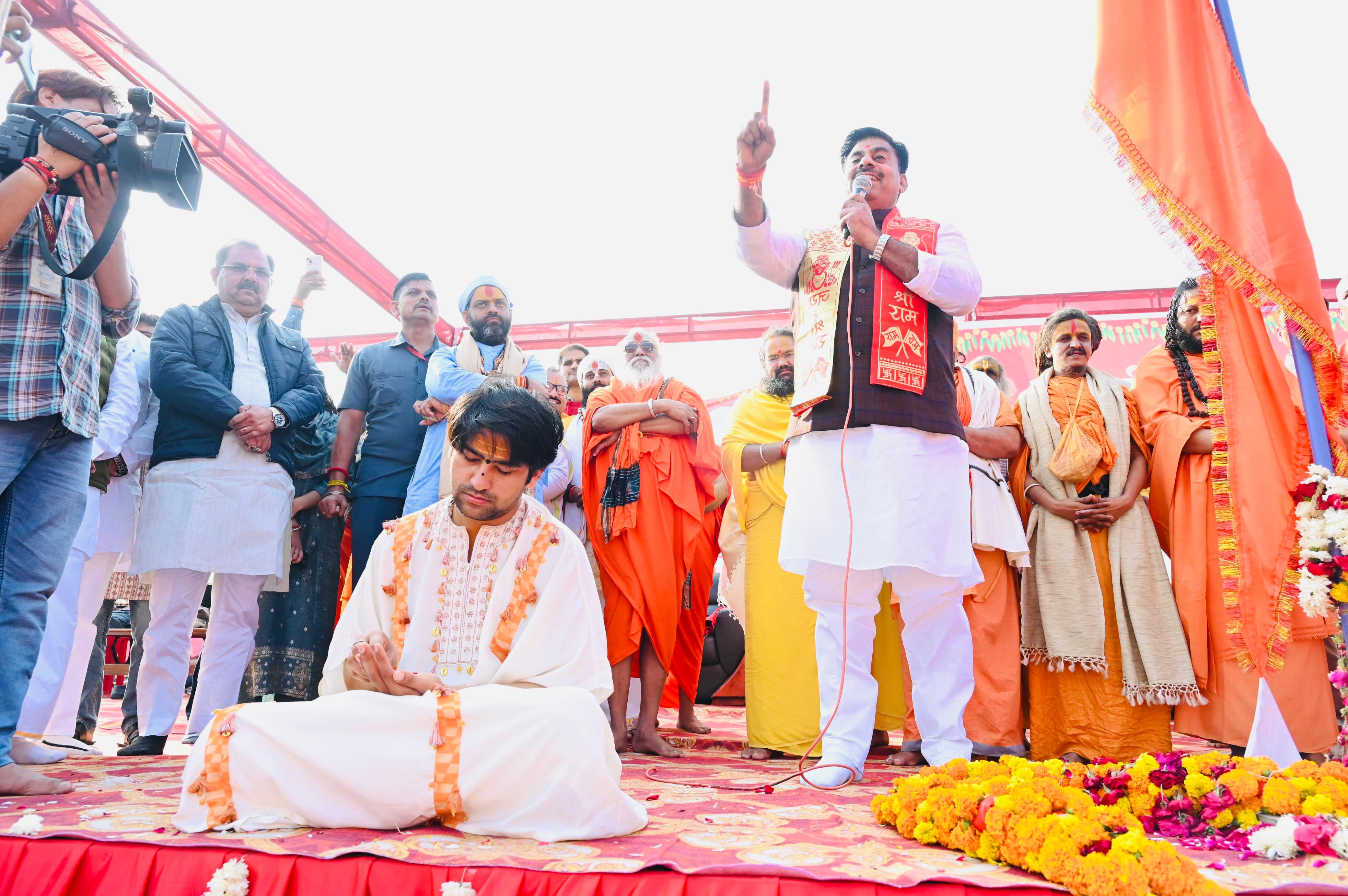 सनातन हिंदू एकता पदयात्रा में सम्मिलित हुए विधायक रामेश्वर शर्मा सनातन हिंदू एकता पदयात्रा में सम्मिलित हुए विधायक रामेश्वर शर्मा