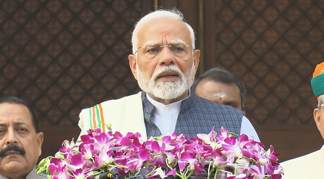 प्रधानमंत्री नरेन्द्र मोदी सोमवार को संसद के बाहर शीतकालीन सत्र से पहले मीडिया को संबोधित करते हुए प्रधानमंत्री नरेन्द्र मोदी सोमवार को संसद के बाहर शीतकालीन सत्र से पहले मीडिया को संबोधित करते हुए