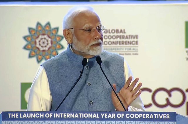 प्रधानमंत्री नरेन्द्र मोदी सोमवार को नई दिल्ली में वैश्विक सहकारी सम्मेलन 2024 के उद्घाटन को संबोधित करते हुए प्रधानमंत्री नरेन्द्र मोदी सोमवार को नई दिल्ली में वैश्विक सहकारी सम्मेलन 2024 के उद्घाटन को संबोधित करते हुए