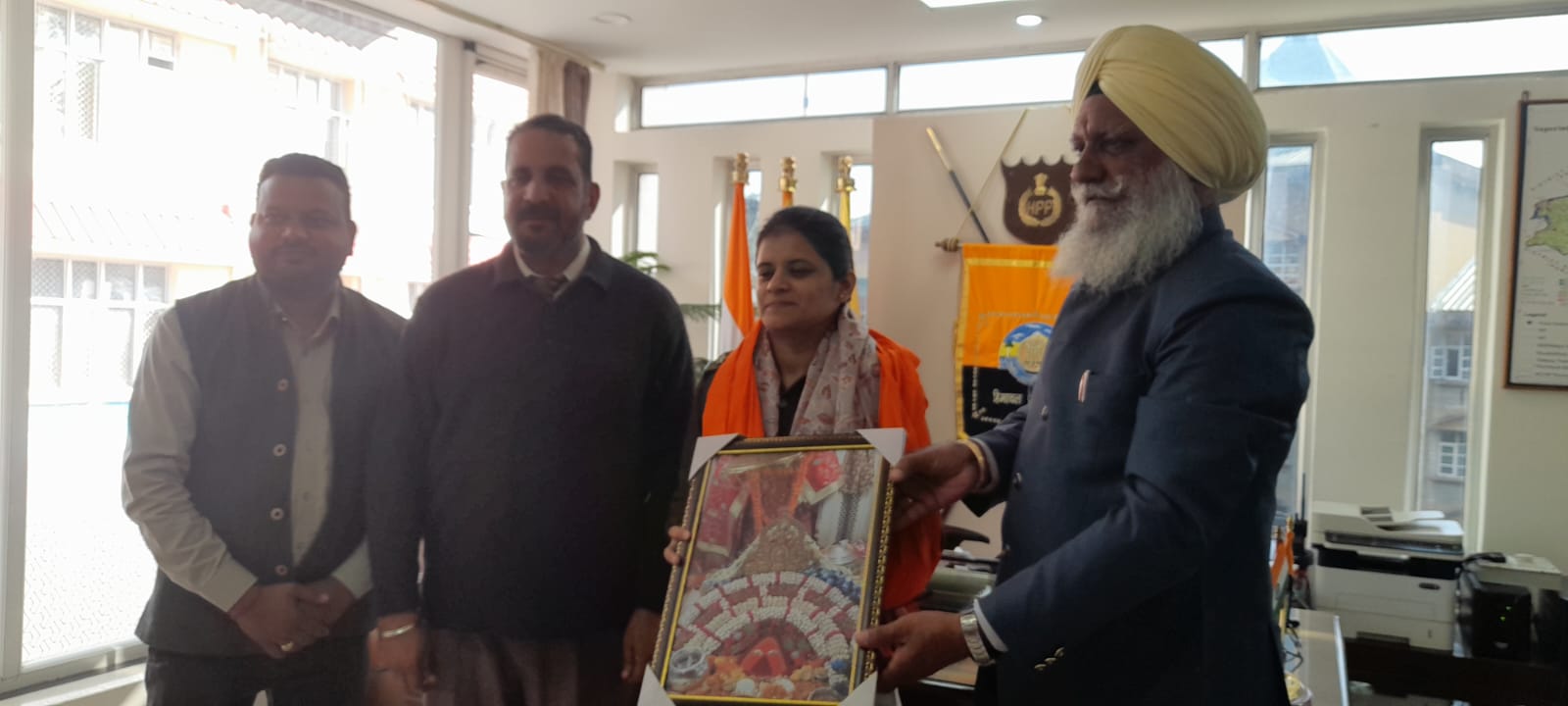 एसपी कांगड़ा को सम्मानित करते हुए। एसपी कांगड़ा को सम्मानित करते हुए।