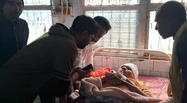 अस्पताल में इलाज कराता घायल अस्पताल में इलाज कराता घायल