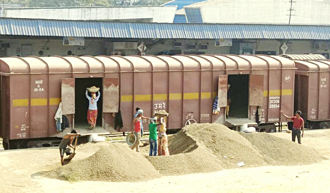 माल लोडिंग करते हुए मजदूर माल लोडिंग करते हुए मजदूर