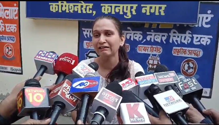 पुलिस आयुक्त कार्यालय के बाहर जानकारी देती दरोगा आदित्य की पत्नी पुलिस आयुक्त कार्यालय के बाहर जानकारी देती दरोगा आदित्य की पत्नी