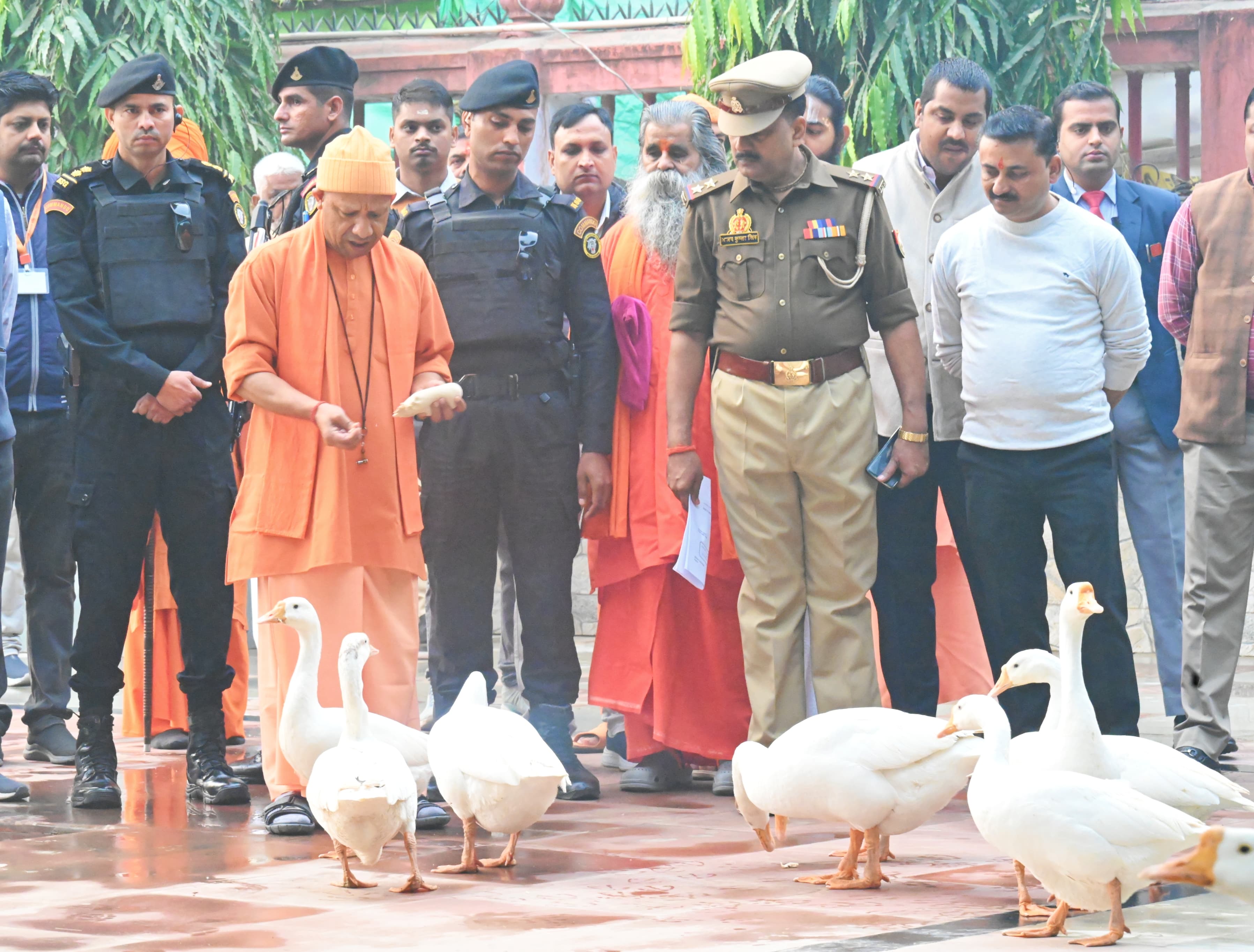 *जनता दर्शन में मुख्यमंत्री योगी आदित्यनाथ ने सुनीं 300 लोगों की समस्याएं* *जनता दर्शन में मुख्यमंत्री योगी आदित्यनाथ ने सुनीं 300 लोगों की समस्याएं*