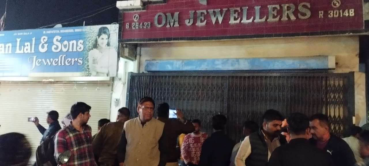 पुलिस अधीक्षक राजीव देशवाल मीडिया से बातचीत करते हुए पुलिस अधीक्षक राजीव देशवाल मीडिया से बातचीत करते हुए