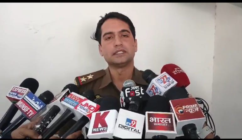 पुलिस आयुक्त कार्यालय के बाहर जानकारी देते दरोगा आदित्य पुलिस आयुक्त कार्यालय के बाहर जानकारी देते दरोगा आदित्य