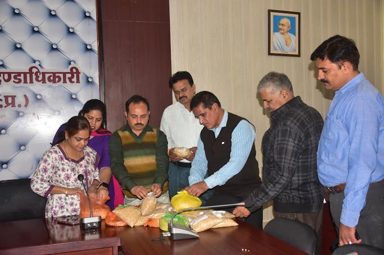 जिला उपार्जन समिति द्वारा विभिन्न उपार्जन केन्द्रों के सेंपल का निरीक्षण किया गया जिला उपार्जन समिति द्वारा विभिन्न उपार्जन केन्द्रों के सेंपल का निरीक्षण किया गया