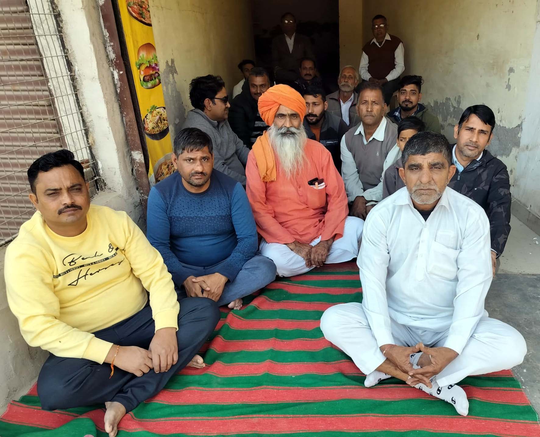धरने पर बैठे घोड़ा फार्म रोड क्षेत्रवासी व उनका समर्थन करने पहुंचे किसान सभा के नेता। धरने पर बैठे घोड़ा फार्म रोड क्षेत्रवासी व उनका समर्थन करने पहुंचे किसान सभा के नेता।