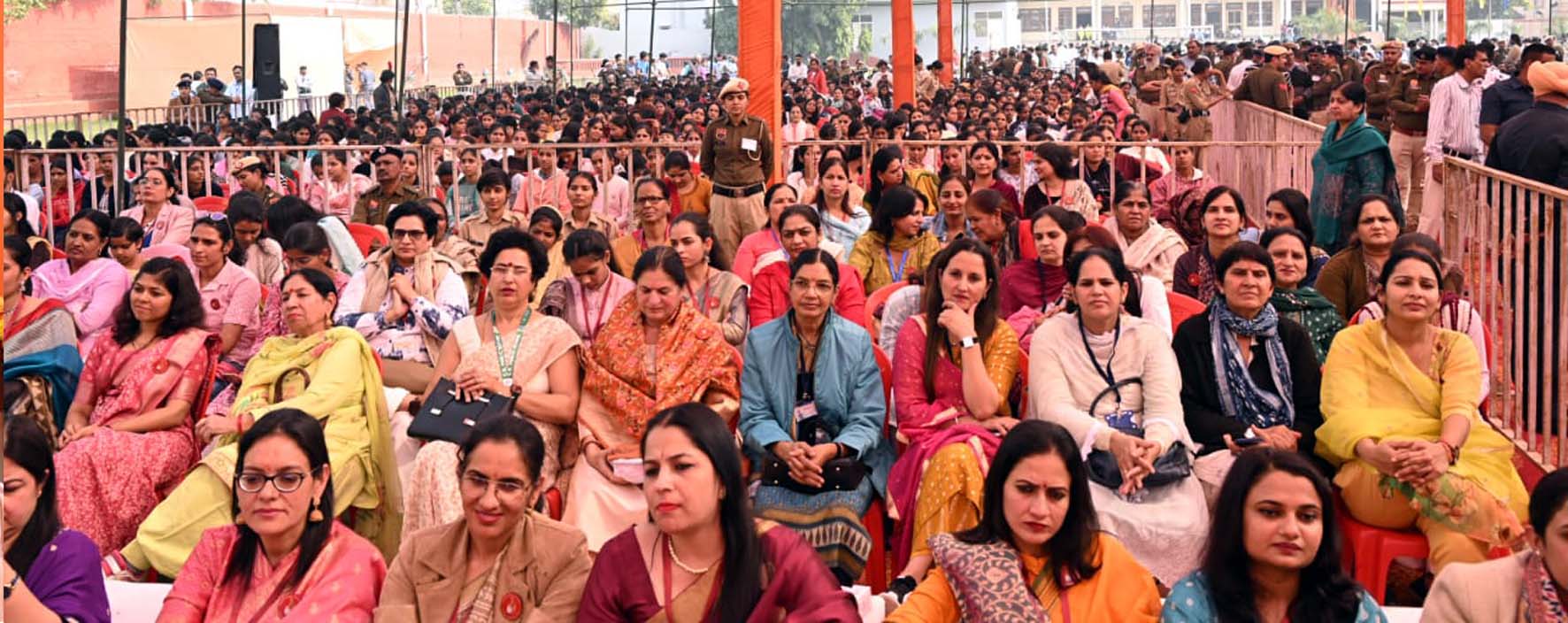 कार्यक्रम में उपस्थित भीड़। कार्यक्रम में उपस्थित भीड़।