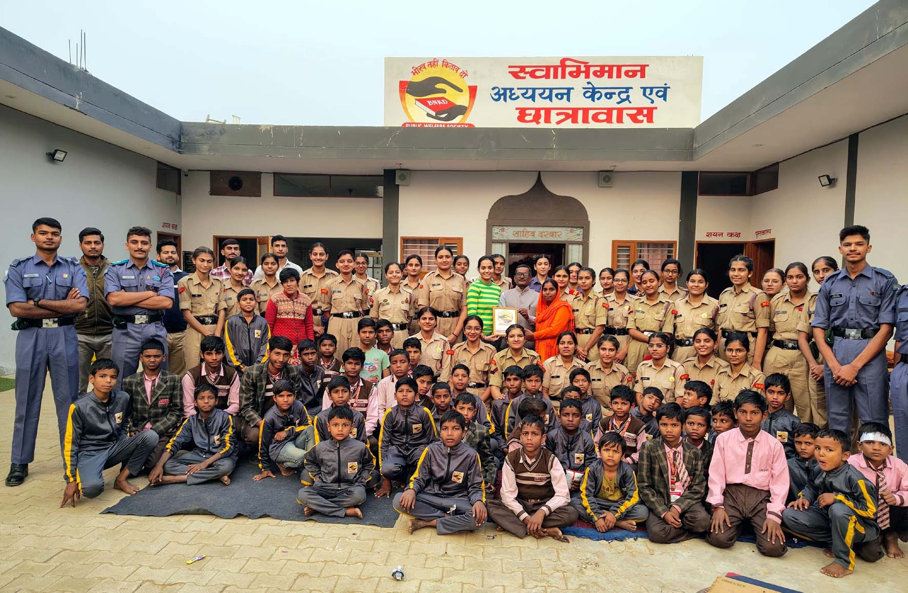 तलवंडी राणा आश्रम ‘भीख नहीं किताब दो’ में उपस्थित गुजविप्रौवि हिसार के एनसीसी कैडेटस। तलवंडी राणा आश्रम ‘भीख नहीं किताब दो’ में उपस्थित गुजविप्रौवि हिसार के एनसीसी कैडेटस।