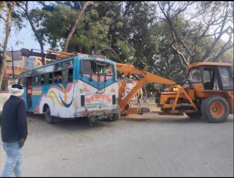 बस ने कार में मारी टक्कर, पांच लोगों की मौत, चार घायल बस ने कार में मारी टक्कर, पांच लोगों की मौत, चार घायल