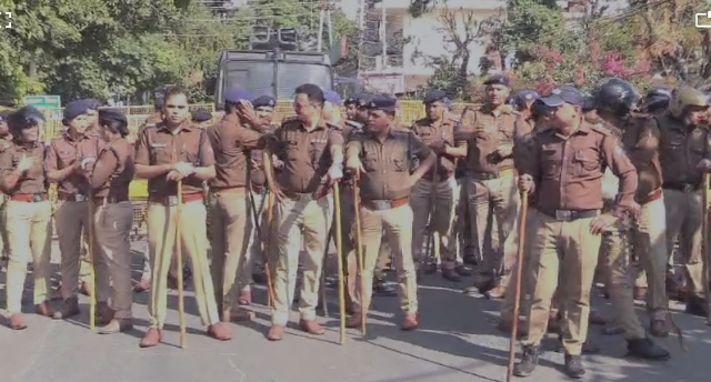 रैली को रोकने के लिए तैनात पुलिस रैली को रोकने के लिए तैनात पुलिस