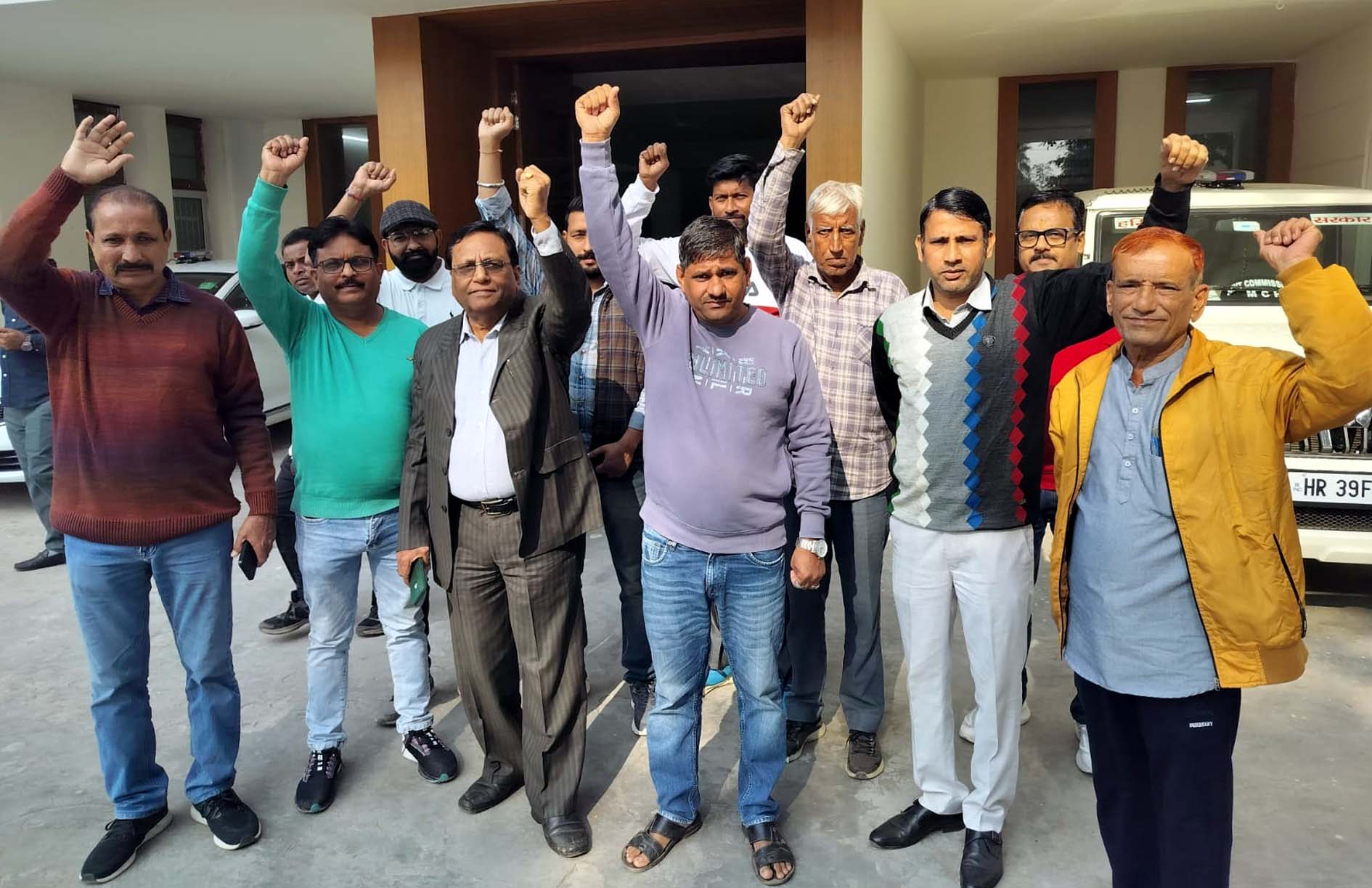 निगम कार्यालय में ज्ञापन देने आए क्षेत्रवासी नारेबाजी करते हुए। निगम कार्यालय में ज्ञापन देने आए क्षेत्रवासी नारेबाजी करते हुए।