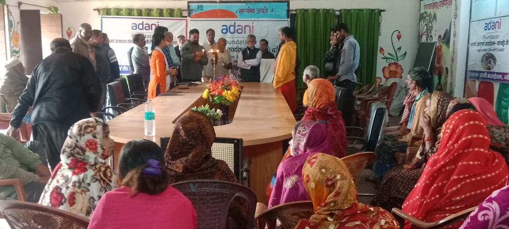 प्रशिक्षण में भाग लेते लोग प्रशिक्षण में भाग लेते लोग
