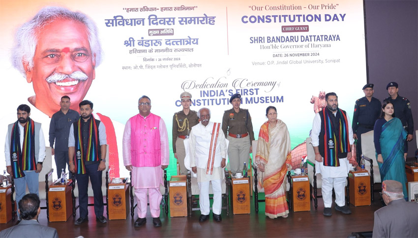 हरियाणा के राज्यपाल बंडारू दत्तात्रेय सभी का शपथ दिलाते हुए। हरियाणा के राज्यपाल बंडारू दत्तात्रेय सभी का शपथ दिलाते हुए।