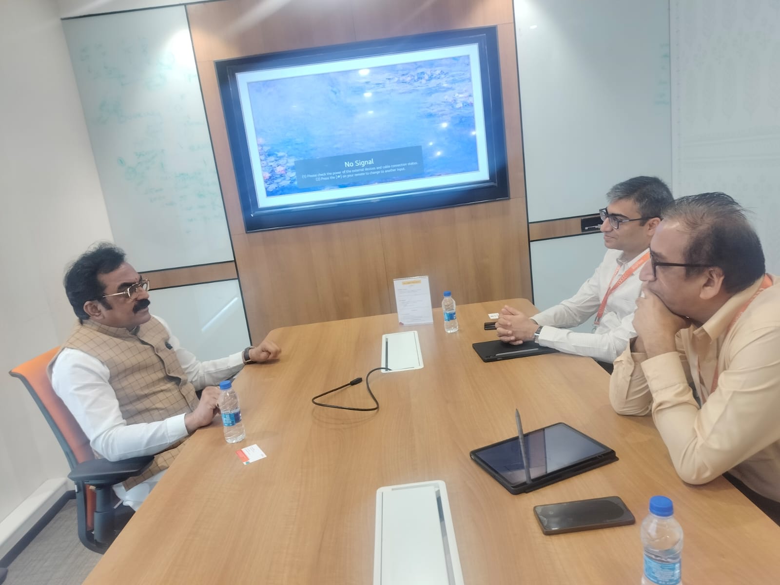 एयर इंडिया एक्सप्रेस के उच्च अधिकारियो से मिले लोक निर्माण मंत्री एयर इंडिया एक्सप्रेस के उच्च अधिकारियो से मिले लोक निर्माण मंत्री