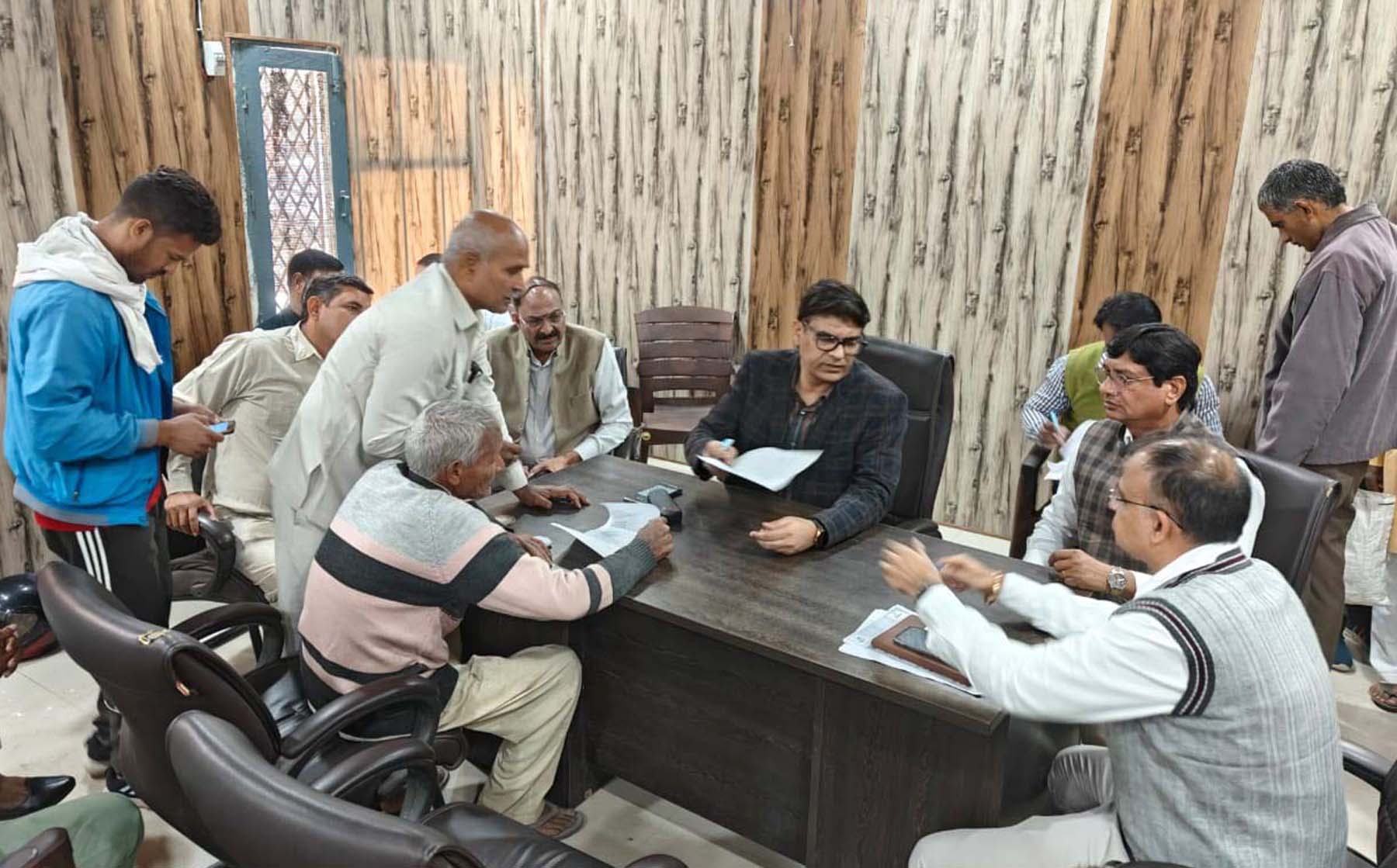 फोटो नंबर-06: गुरुग्राम के खंड फर्रूखनगर में लोगों की समस्याएं सुनते अधिकारी। फोटो नंबर-06: गुरुग्राम के खंड फर्रूखनगर में लोगों की समस्याएं सुनते अधिकारी।