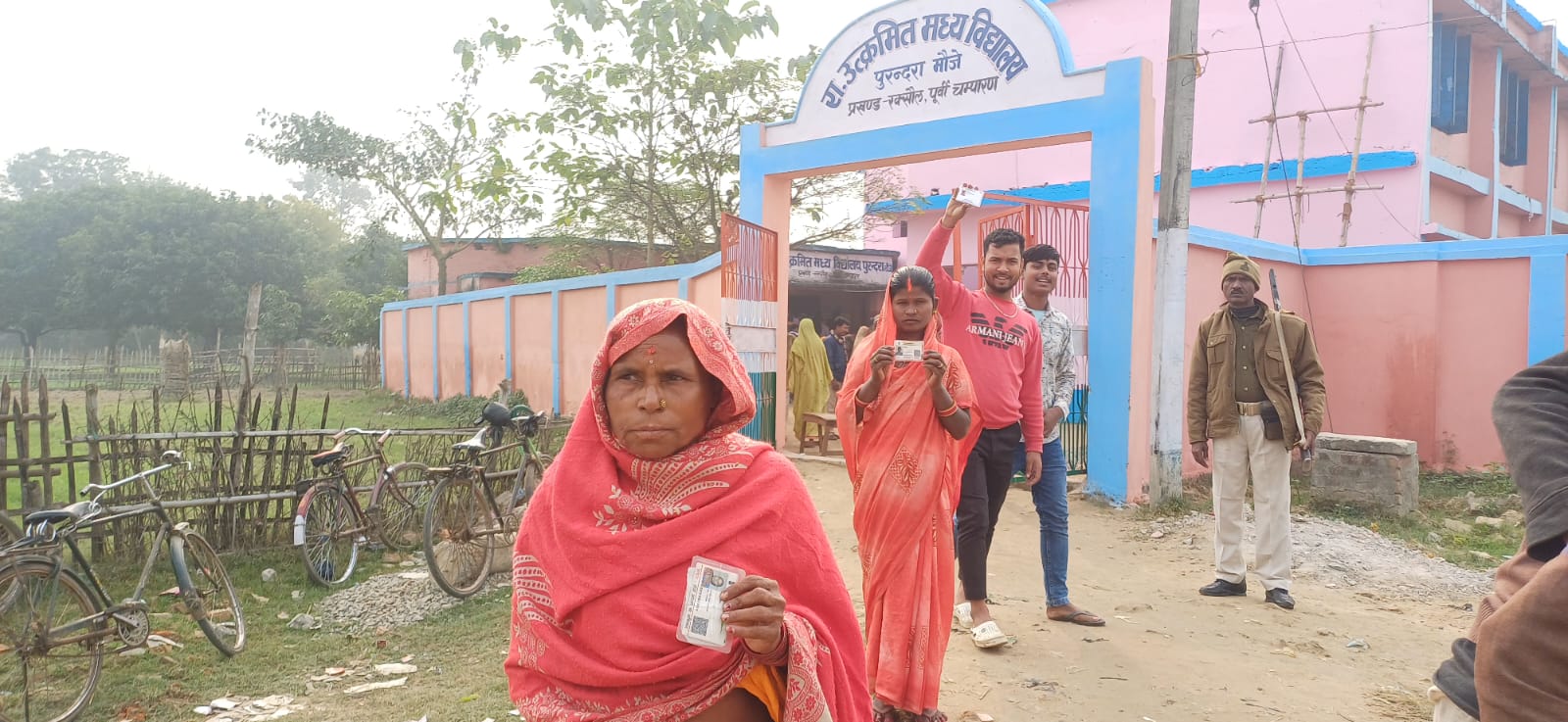 चुनाव में वोट देकर लौटती महिला पैक्स सदस्य चुनाव में वोट देकर लौटती महिला पैक्स सदस्य