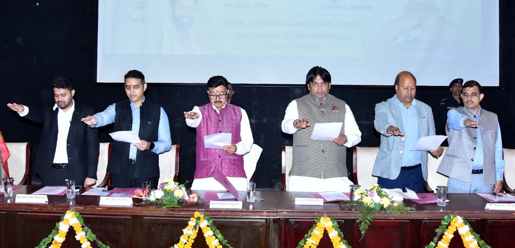 फोटो नंबर-03: गुरुग्राम विश्वविद्यालय में संविधान दिवस पर आयोजित प्रदर्शनी का अवलोकन करते मंत्री राव नरबीर सिंह। फोटो नंबर-03: गुरुग्राम विश्वविद्यालय में संविधान दिवस पर आयोजित प्रदर्शनी का अवलोकन करते मंत्री राव नरबीर सिंह।