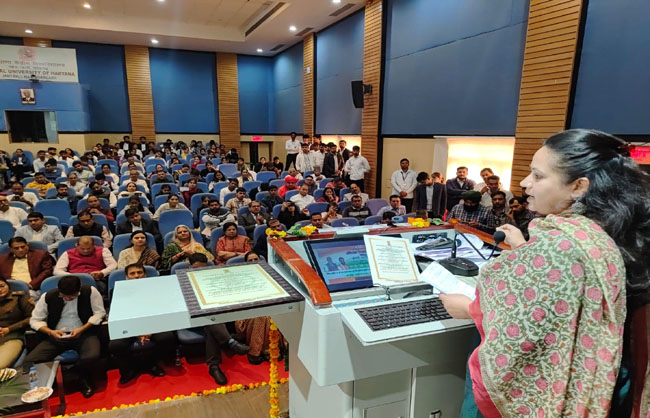हरियाणा केंद्रीय विश्वविद्यालय में संविधान दिवस समारोह को संबोधित करतीं स्वास्थ मंत्री आरती सिंह राव। हरियाणा केंद्रीय विश्वविद्यालय में संविधान दिवस समारोह को संबोधित करतीं स्वास्थ मंत्री आरती सिंह राव।