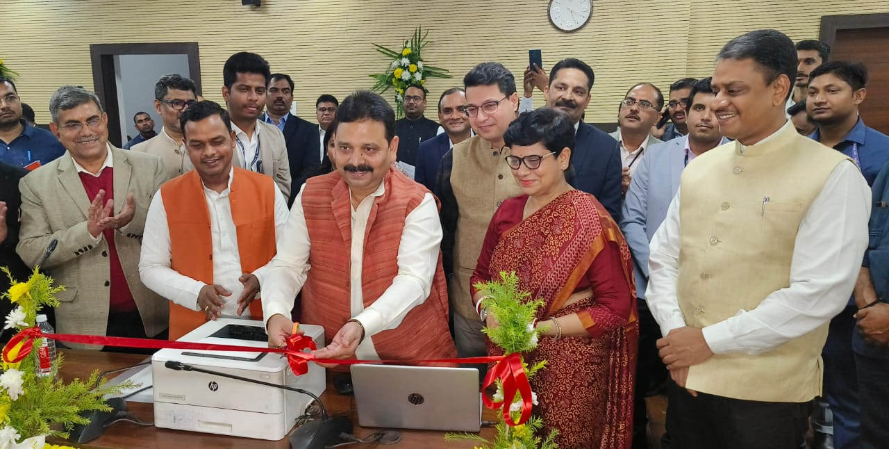 मंत्री रविन्द्र जायसवाल  ऑनलाइन ई —स्टांप सेल्फ प्रिंट मॉड्यूल का उद्घाटन करते हुए:फोटो बच्चा गुप्ता