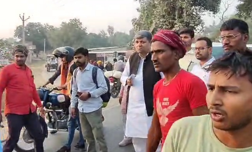 दुर्घटना स्थल पर मौजूद मंत्री आशीष पटेल व कार्यकर्ता। दुर्घटना स्थल पर मौजूद मंत्री आशीष पटेल व कार्यकर्ता।