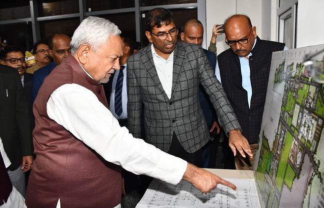 मुख्यमंत्री निरीक्षण के दौरान जानकारी लेते अधिकारी से मुख्यमंत्री निरीक्षण के दौरान जानकारी लेते अधिकारी से