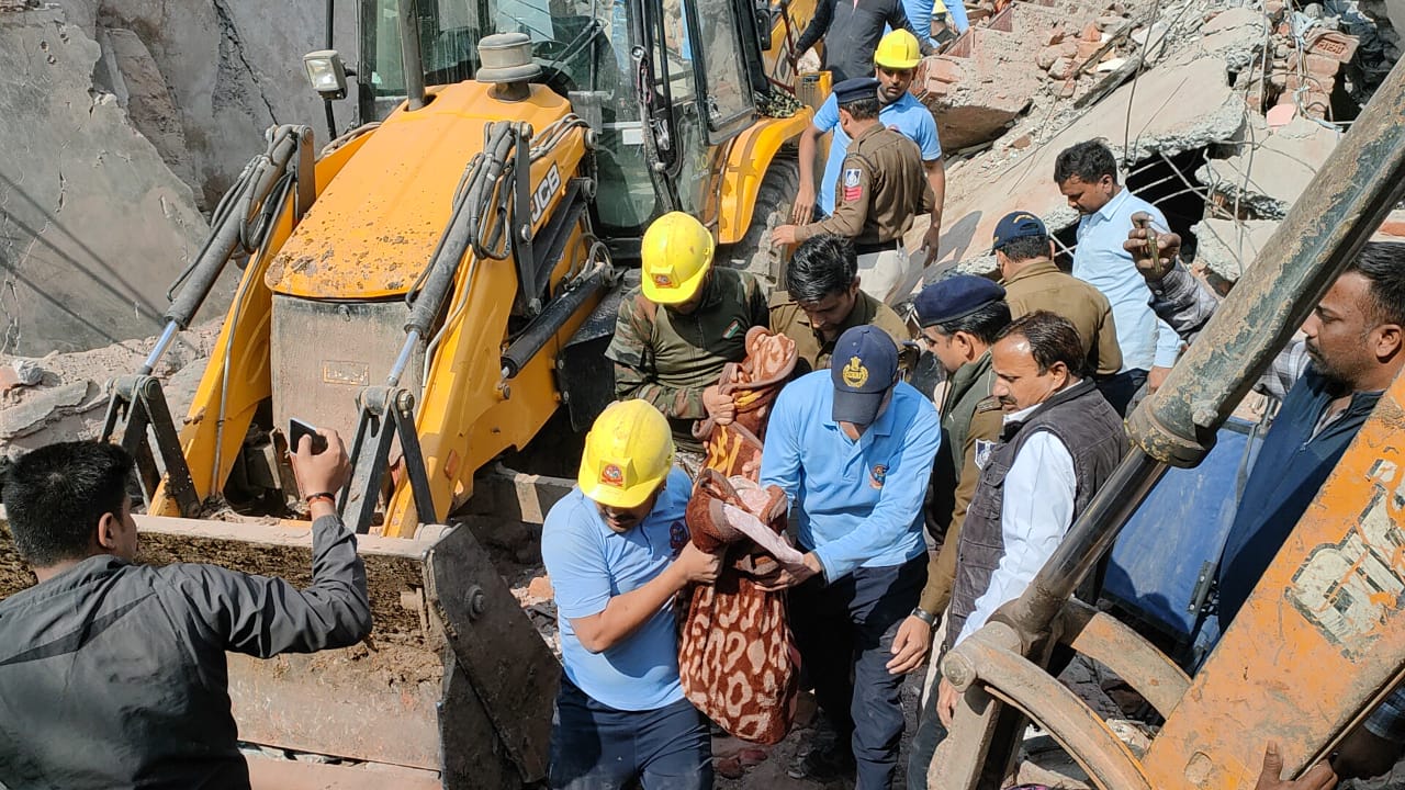 मलबे में से महिला का शव निकालते बचावकर्मी मलबे में से महिला का शव निकालते बचावकर्मी