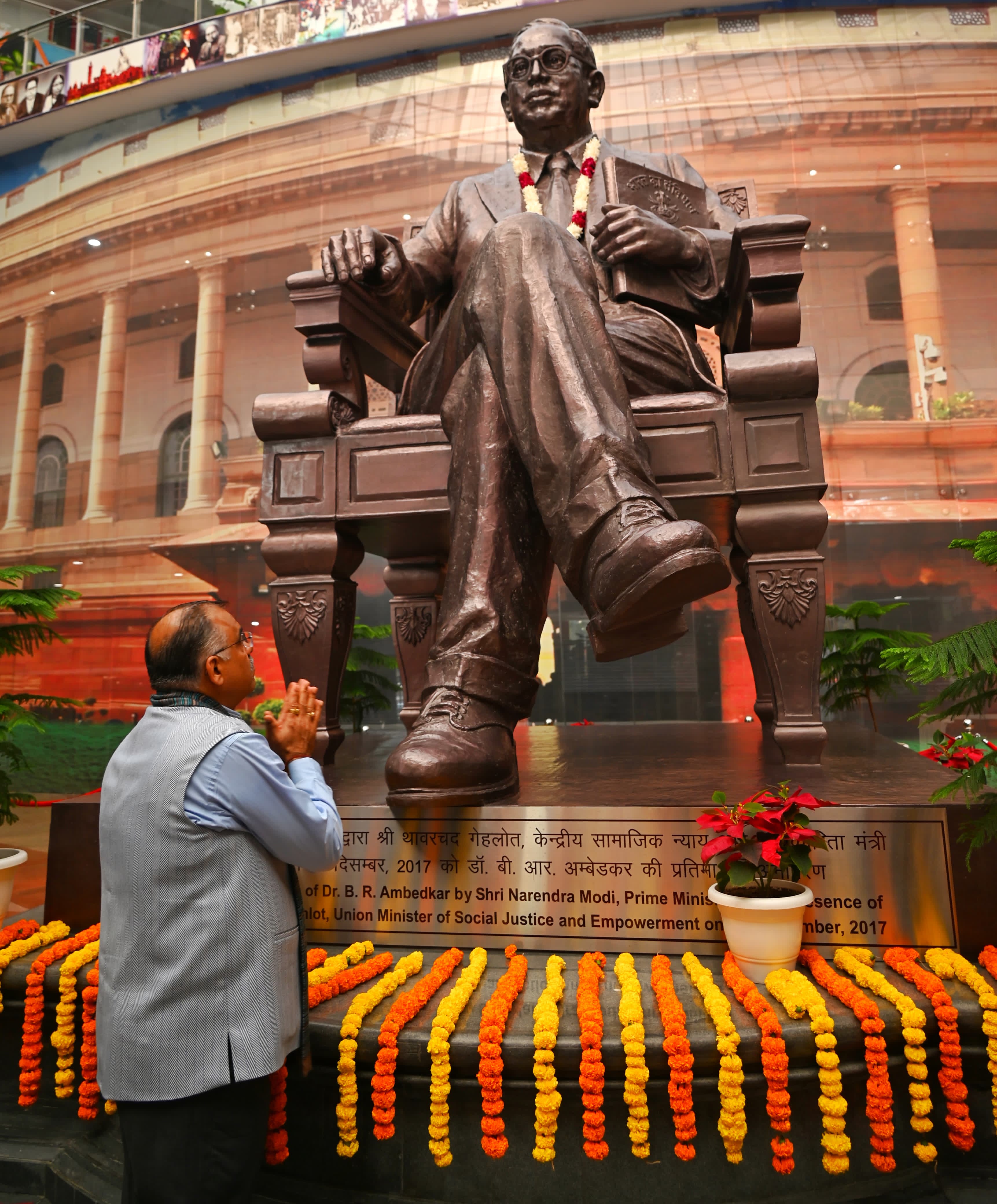 बाबा बीआर अंबेडकर की प्रतिमा को नमन करते हुए भाजपा महामंत्री तरुण चुघ