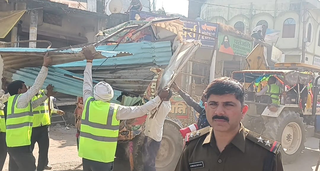हटाया गया अतिक्रमण,पुलिसबल रहा मौजूद हटाया गया अतिक्रमण,पुलिसबल रहा मौजूद