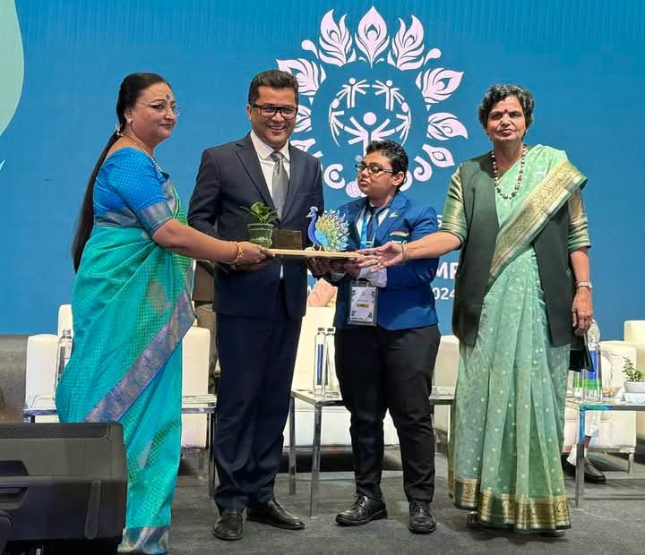 केंद्रीय विदेश एवं कपड़ा राज्य मंत्री पबित्र मार्घेरीटा स्पेशल ओलंपिक इंडिया समारोह में अतिथि के रूप डॉ. मल्लिका नड्डा के साथ। केंद्रीय विदेश एवं कपड़ा राज्य मंत्री पबित्र मार्घेरीटा स्पेशल ओलंपिक इंडिया समारोह में अतिथि के रूप डॉ. मल्लिका नड्डा के साथ।
