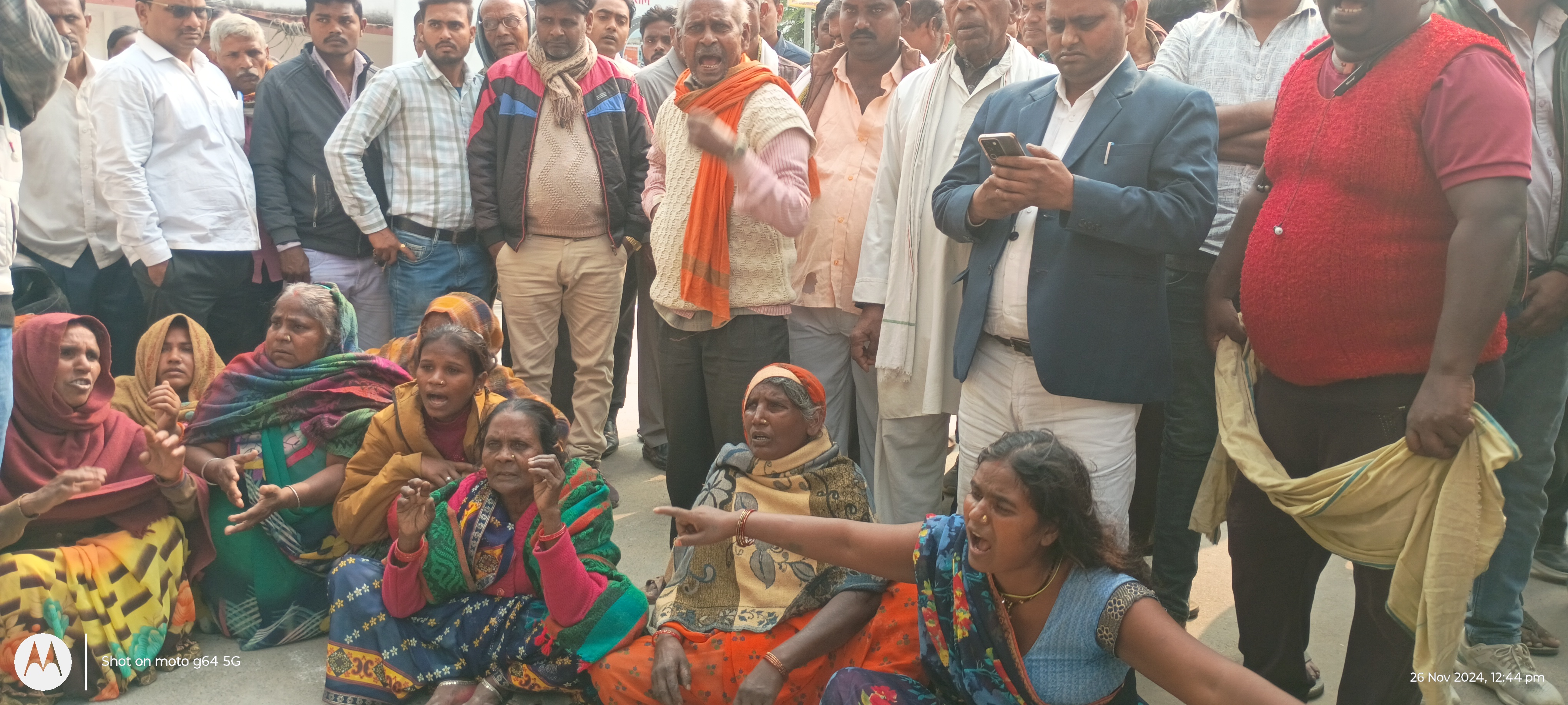 हत्या आरोपितों को पुलिस द्वारा बचाने को लेकर पीड़ित परिवार ने किया हंगामा हत्या आरोपितों को पुलिस द्वारा बचाने को लेकर पीड़ित परिवार ने किया हंगामा