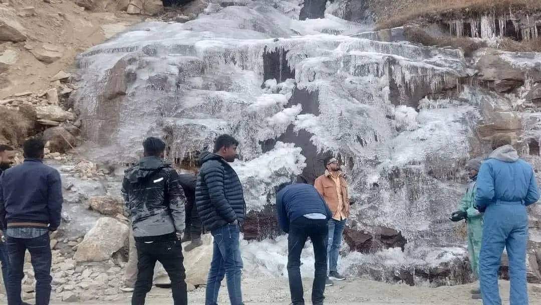 ठंड से जमा झरना ठंड से जमा झरना
