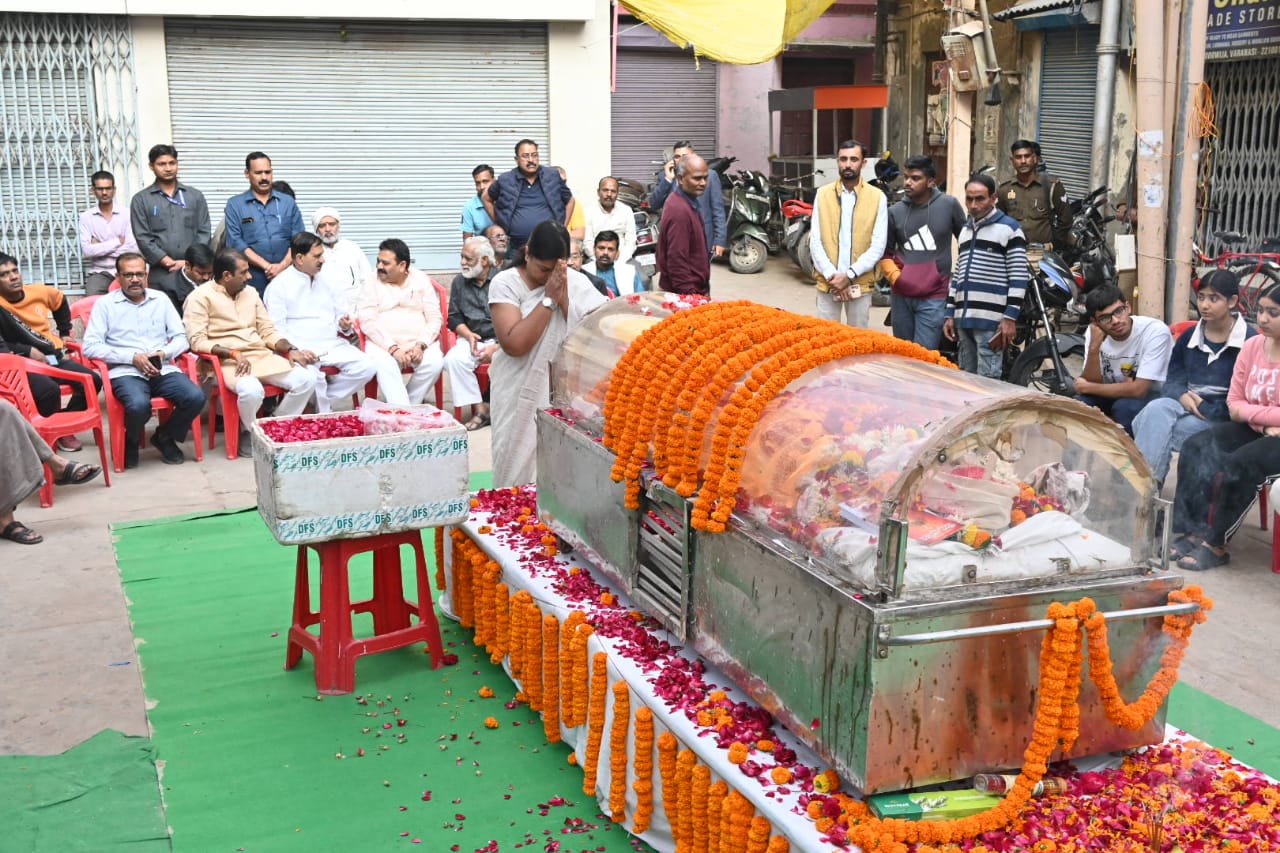 दादा के अन्तिम यात्रा में शामिल नागरिक,पार्थिव शरीर को नमन करती केन्द्रीय मंत्री अनुप्रिया पटेल: फोटो बच्चा गुप्ता