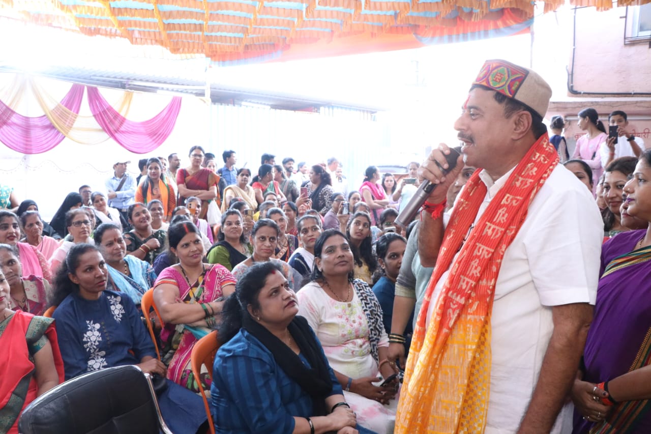महिला कार्यकर्ताओं को संबोधित करते हुए विधायक नाईक। महिला कार्यकर्ताओं को संबोधित करते हुए विधायक नाईक।