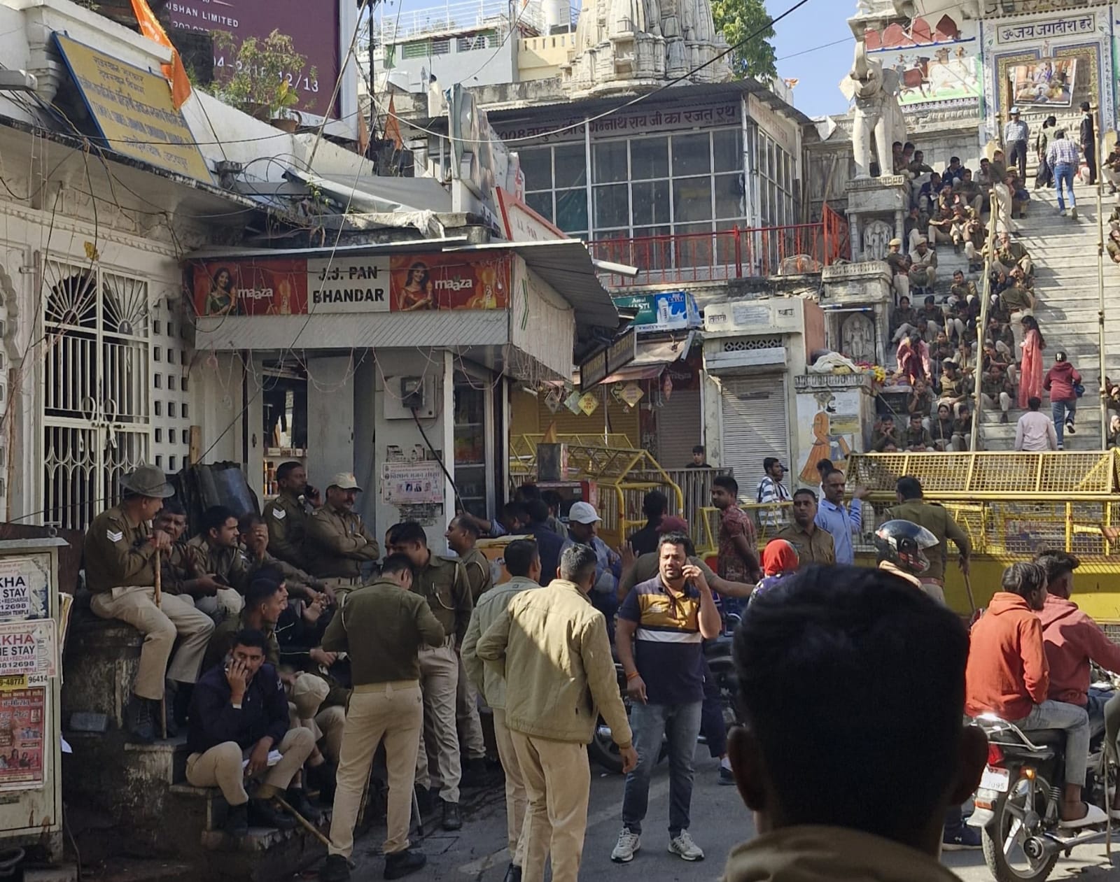 मेवाड़ राजघराने के सम्पत्ति विवाद में दूसरे दिन भी तनाव मेवाड़ राजघराने के सम्पत्ति विवाद में दूसरे दिन भी तनाव