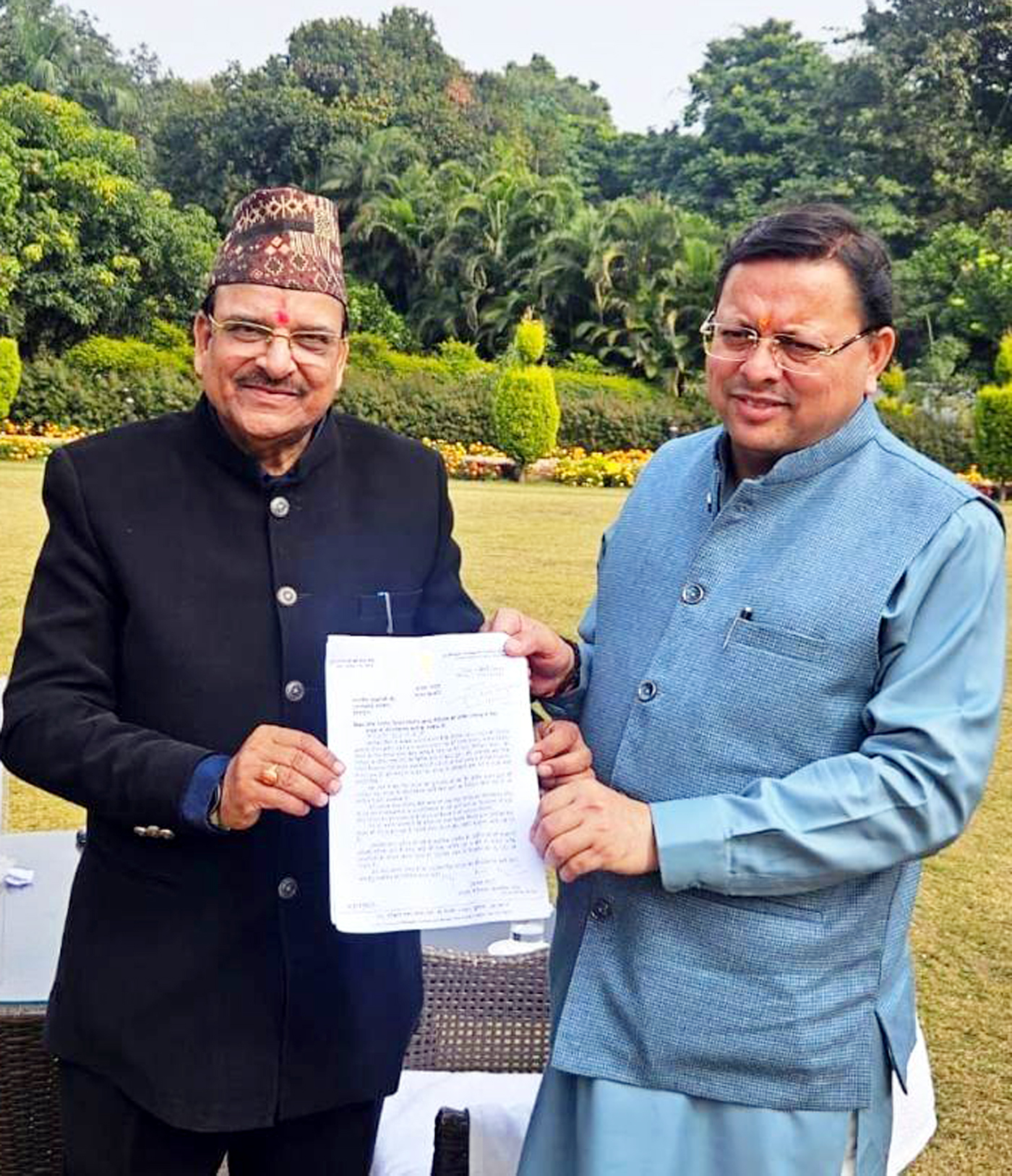 मुख्यमंत्री को ज्ञापन सोंपते क्षेत्रीय सांसद अजय भट्ट। मुख्यमंत्री को ज्ञापन सोंपते क्षेत्रीय सांसद अजय भट्ट।